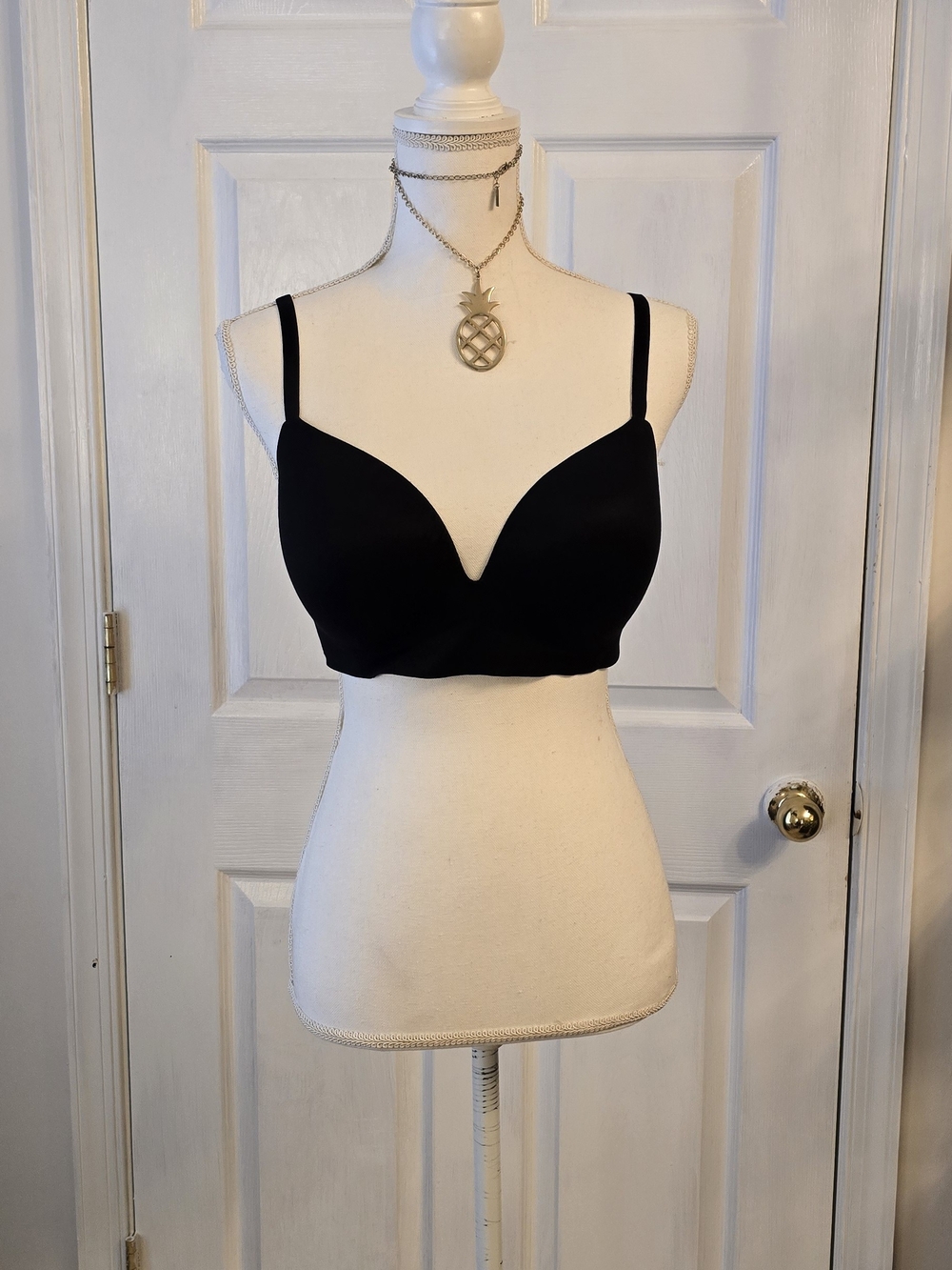Victoria's Secret Incredible Padded Wireless Black V-Plunge Seamless Bra 36C